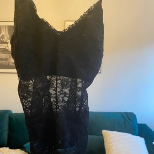 Spetsbody från h&m - Supersöt body med fint, blommigt spetstyg från hm! 