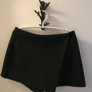 SVART MOCKA SHORTS - Superfina nästan helt oanvända shorts köpta på Zara!🖤 framifrån ser de ut som en kjol;) funkar på mig som är S