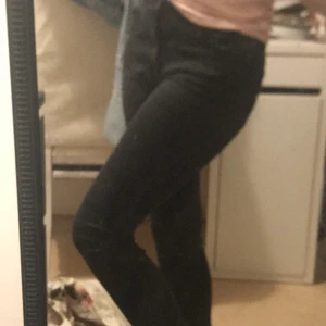 Tre olika sorters byxor (400kr för alla) - Bild 1. Svarta skinny jeans strl.38 (150kr)                     Bild 2. Blåa rivna hängselbyxa med knappar på sidan strl.34 (200kr)                                                     Bild 3. Svarta kostymbyxor(?) strl.38 (100kr)          Alla: 400kr 