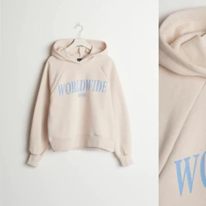Hoodie - Hoodie från Gina! Nypriset var 260kr. Säljer då den inte kommer till användning och tycker inte riktigt om den längre. Använd men i gott skick. Om fler eller egna bilder önskas, skriv privat!! Frakten är ej inkluderad!! 🥰