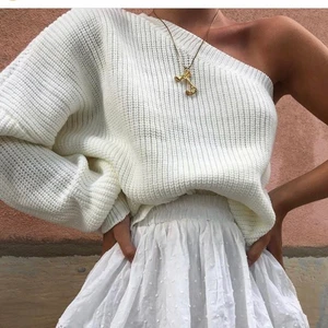 Stickad one arm  - Första bilden är lånad, ser dock ingen skillnad. Skit snygg tröja, säljer pågrund av att den inte kommer till andvädning längre. Storleken är onesize sitter som s/m