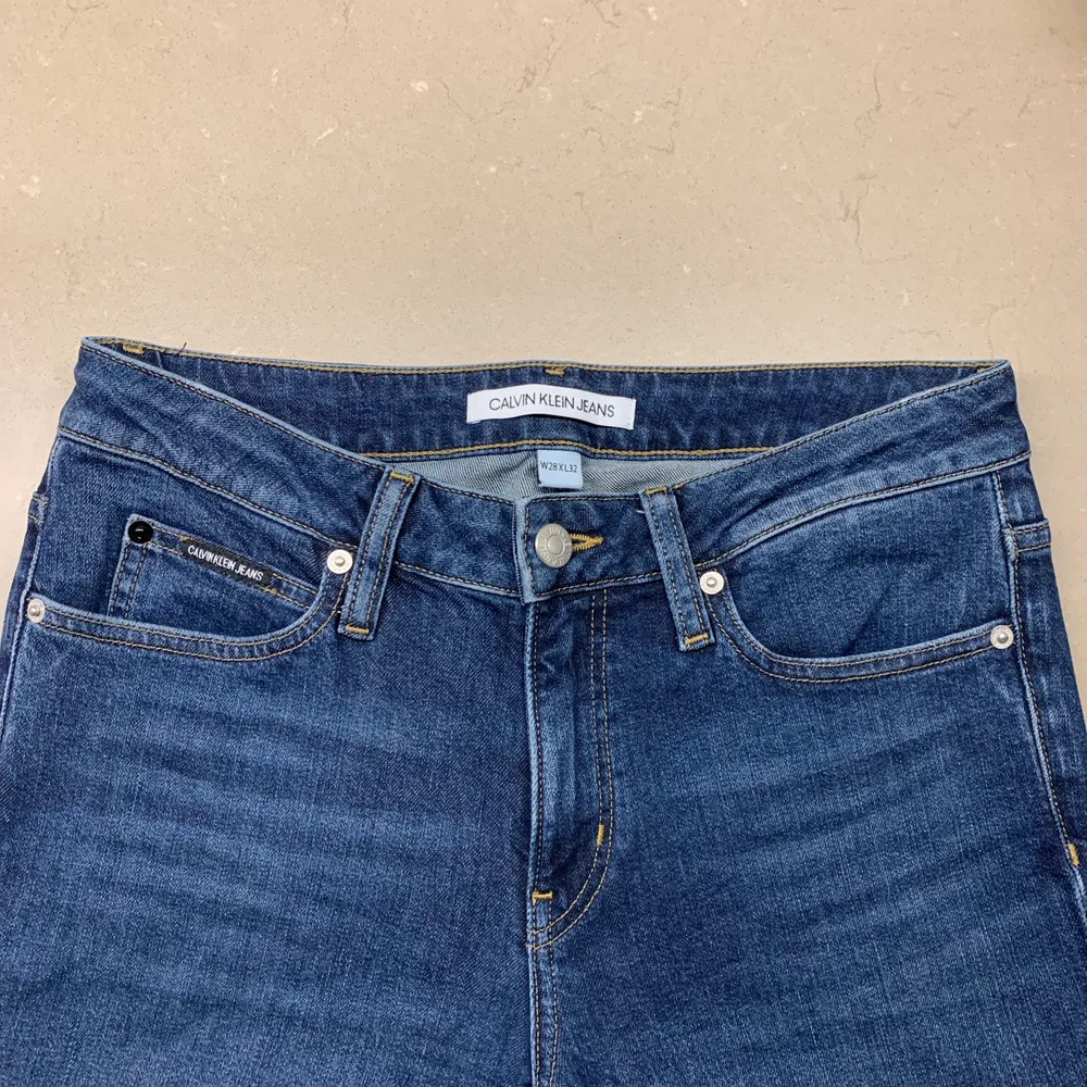 Calvin Klein Jeans som är köpta för ett år sedan. Säljer på grund av att de är för långa för mig och aldrig använt dem. Obs: tråd som gått av på fickorna, därav det låga priset.. Jeans & Byxor.