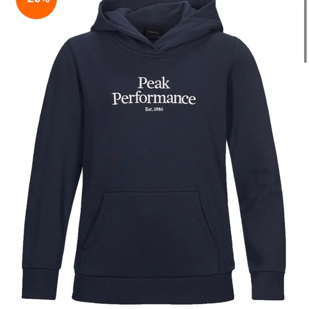 Jätte fin, mörkblå peak performance original hoodie i dam modell, köpte den för 1100kr och har ej använt den särskilt mycket så den är i mycket bra skick. Säljer för 120kr💓 den är i storlek S men funkar lika bra på XS och M☺️. Tröjor & Koftor.