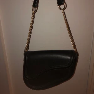 Väska  - Finaste väskan från Gina tricot i fint skick!💕