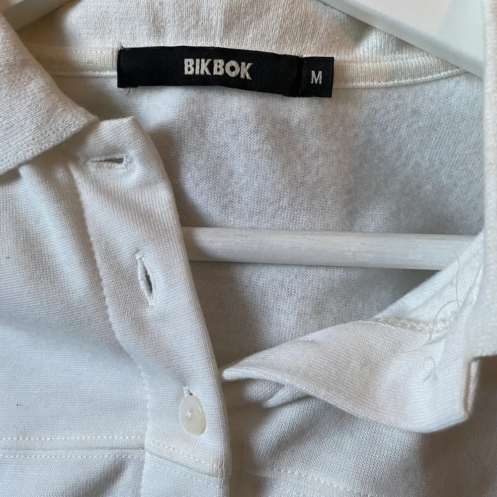 Skitsnygg tröja från bikbok i skönt sweatshirt-material.. Tröjor & Koftor.