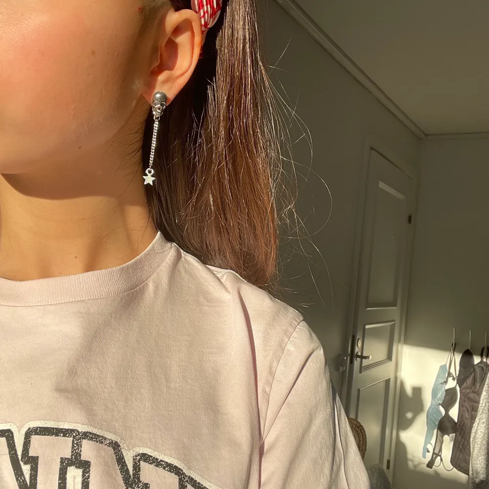 Örhängen - 59kr inkl frakt. För mer bilder och smycken följ min smyckes-ig: jewlsbymee🤍. Accessoarer.