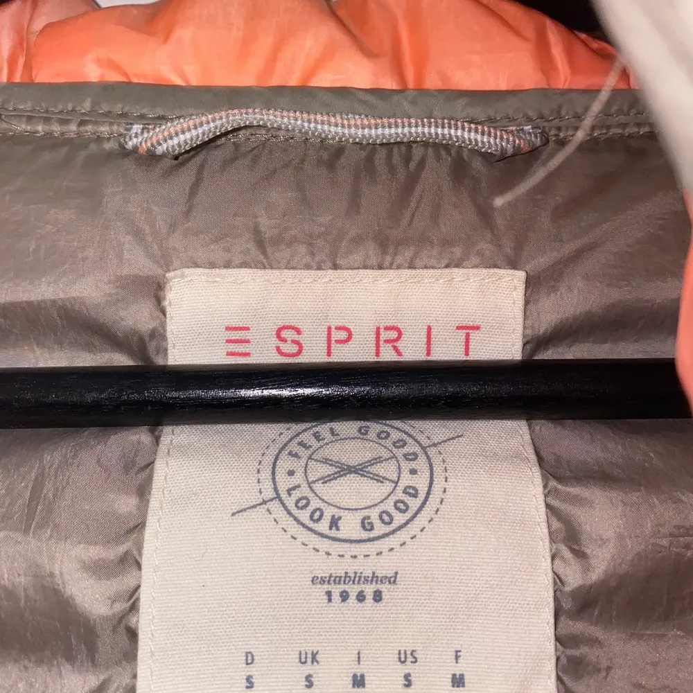 Snygg jacka ifrån Esprit, flitigt använd men mycket fin kvalite. Kan betalas enkelt med swish💕. Jackor.
