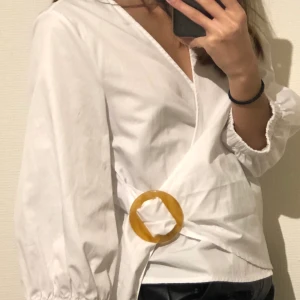 Blus - Super snygg blus som du själv kan justera, prefekt får vår/sommar 🌞. Strl 34 ifrån GinaTricot ✨✨ Skicka ifall du önskar fler bilder🤍 Köparen står för frakt 🚚