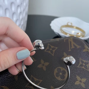 Silvrigt armband med döskallar  - Silvrig cuff med döskallar. Frakt 11 kr💖 