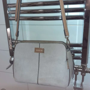 Väska River Island - Väska från River Island med tre fack, har funkat perfekt men köpt en ny favorit, försiktigt använd