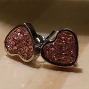 Tre väldigt fina örhängen - Jag säljer tre örhängen i väldigt bra skick 🎨💿 40kr/st🍃 Jag säljer mer örhängen. Så om du är intresserad, kolla in min profil!🥰💫 Köparen står för frakten! 11kr frakt🦋💕