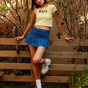 Y2k kjol - Säljer denna skit kattiga Y2k jeanskjol, ganska kort men har små shorts i sig som ej syns vilket e superbekvämt enligt mig. 🎀🎀 aldrig använd, endast testad 💜  Högsta bud e 240kr!  Eller köp på direkten för 350kr 