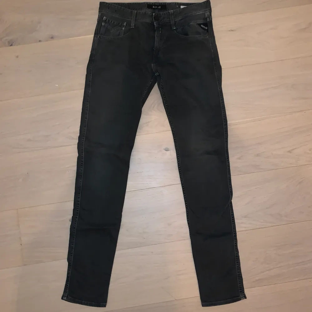 Anänt några gånger men det överstiger inte 7. Storlek: 30/34. Nypris: 2000kr. Färg: grå. Jeans & Byxor.