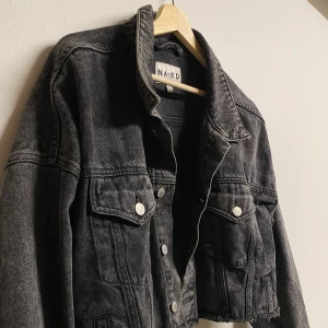 Snygg jeansjacka från NAKD - Super snygg jeansjacka frön NAKD. Super fin att styla en stickad tröja under💗 Jag är en S o den sitter oversized på mig💗 köparen står för frakt💗