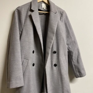 Snygg neutral kappa! - Skön kappa i en grå neutral färg💗 köparen står för frakt💗 