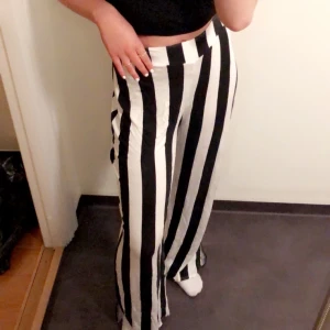 Missguided  - Randiga byxor, vida och väldigt sköna. Aldrig använda, Storlek M. 