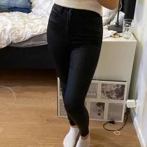 Gina tricot jeans storlek M - gina tricots ”molly going out” jeans i storlek M. Användes mycket när jag först köpte det men inte använts på senare dar. På fickorna där bak så är de små skråmor som man ser på bild 3. 