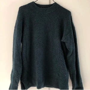 Stickad tröja - Stickad grön tröja från Carlings.  På nära håll kan den se ”nopprig” ut men det tyget var så när den köptes så antar det hör till. I ull och akryl. Använd fåtal gånger.  Nypris 400kr. Frakt 59kr