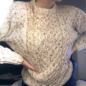 Varm stickad tröja - Ordentligt stickad tröja, passar en som är S. Varm och kliar inte, beige men lite detalj färger i sig!