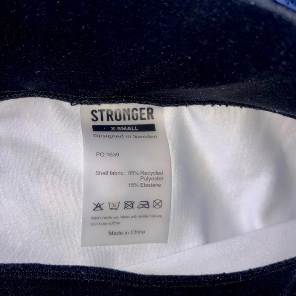 Säljer mina stronger voodoo tights i storlek XS då jag har flera andra tights. Super fint skick! 🤩. Jeans & Byxor.