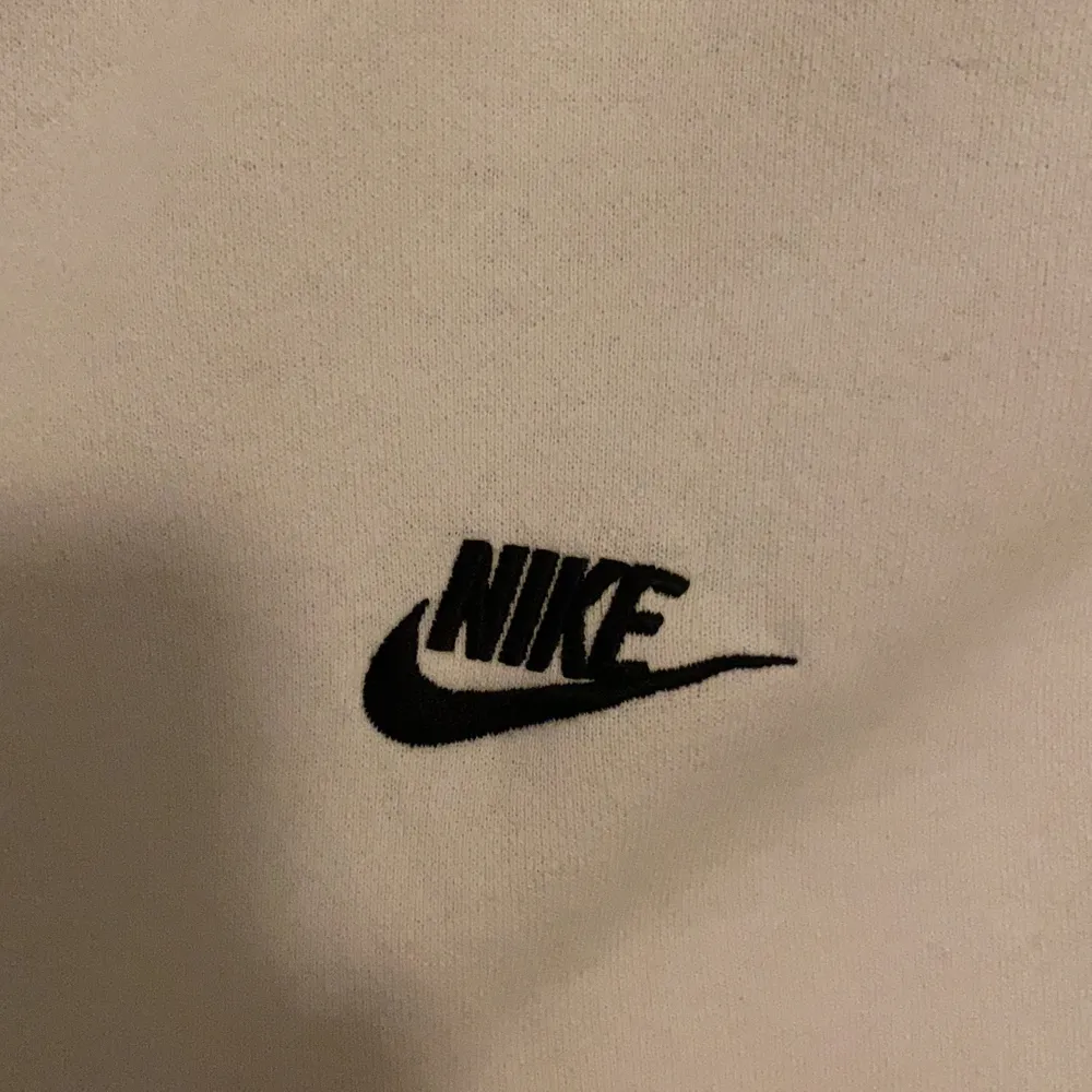 Snygg Nike hoodie size L säljes. Kontakta vid frågor!. Tröjor & Koftor.