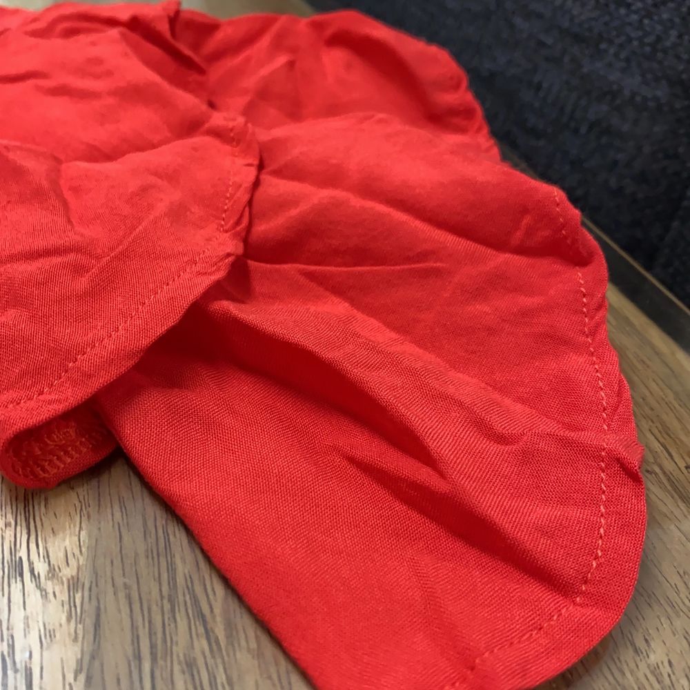 Röd tröja som endast använd en gång. 50kr🥰. Blusar.