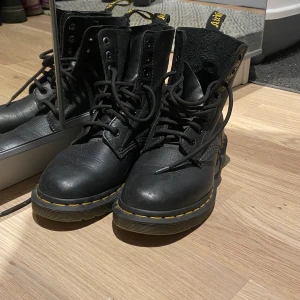 Dr Martens - Storlek 36, tyvärr lite för små för mig men därav är dom knappt använda så fint skick:) 