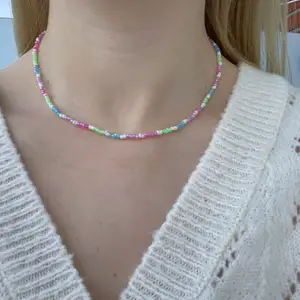 Flerfärgat pärlhalsband med små pärlor💚💜💞💙🤍🦋🍬🤩🥺 halsbandet försluts med lås och tråden är elastisk 