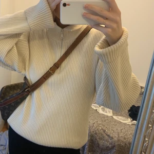 Half Zip tröja✨ - Hur go tröja som helts med långa armar och jätte go zip krage! Denna är inköpt för cirka 499kr och sparsamt använd! Säljer så jag ej använder den så mycket😔 oversized look och storleken är XL men jag har vanligtvis S och på bilderna ser ni ju hur den sitter på mig! 🥰 frakten kostar 63kr Bud just nu från 110kr eller köp direkt för 150kr ❤️