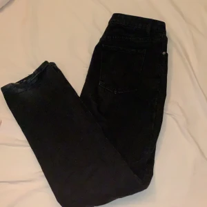 Svarta raka jeans  - Trendiga Jeans från plt, sparsamt använda. Säljer för att de är för långa. Passar någon som är runt 170, går annars att klippa. Köp direkt för 170. frakt går på 63 finns annars att hämta i Sollentuna!
