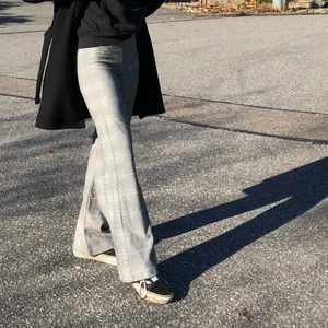 Rutiga byxor - Köpta här på Plick för ca ett år sedan. Dom är insydda i midjan. Jättefint stort rutigtmönster och passar till typ allt. Sitter väldigt fin på kroppen. Köpta för ca 500kr