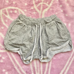 Mjukisshorts  - Ett par jättemysiga mjukisshorts! Storleken är XS men skulle säga att de är rätt stora för att vara XS, så om du har storlek S så är jag säker på att de även skulle passa dig! Varan har inga defekter och är köpt second-hand. Läs mina villkor innan köp 🧚🏼💓