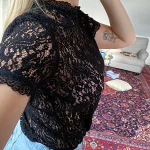 Topp  - Svart topp . Hela är i spets. En knapp bak i nacken. Väldigt festlig! 🥳 perfekt på sommaren. 