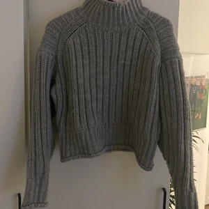 Grå stickad tröja  - Blir lite tajtare runt handleden än resten av armen! Storlek S