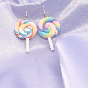 Lollipop örhänge 🍭 - Nickelfritt Lollipop örhänge. Finns i gul/grön, rosa/lila, regnbåge. Kosta 35kr/par. Frakt 12kr. Skicka alltid bild på paketet direkt efter packningen och innan postning. ❌ slutsåld - regnbåge ❌