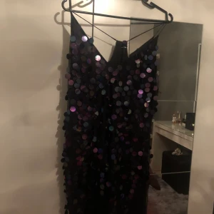 Festklänning  - Fin oanvänd festklänning med paljetter 