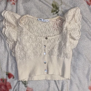 Zara topp - Söt topp från zara, kan fraktas om det önskas :) pga många intresserade så blir det budgivning i kommentarerna :-)