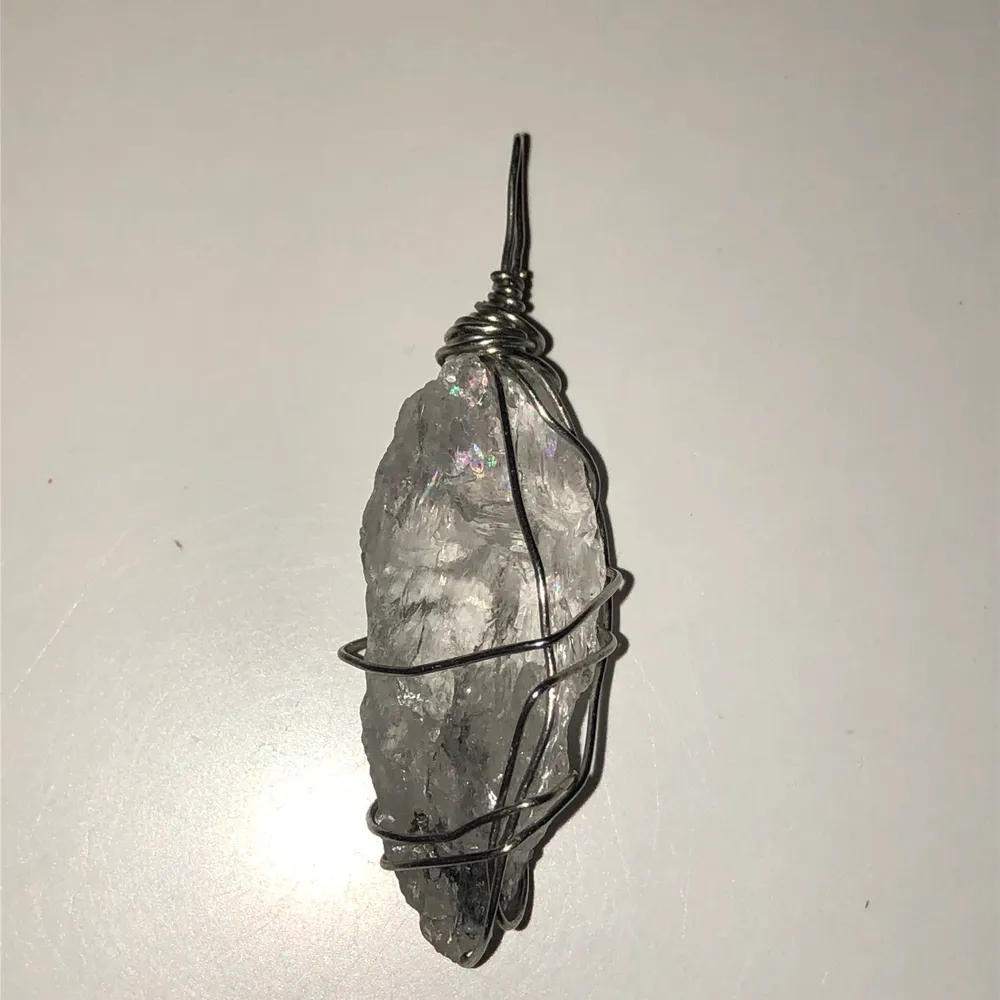 Handgjord berlock i bergskristall från italienska alperna. Mycket stark kristall, kolla sista bilden för egenskaper 💎🔮🥰. Accessoarer.