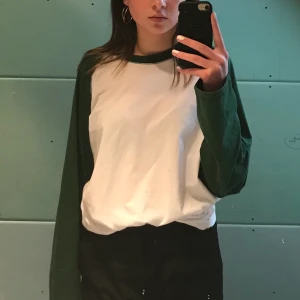 Raglanärm från dickies - Gröna ärmar. Storlek L sitter najs oversized på mig som är S och 177 cm lång ⬆️