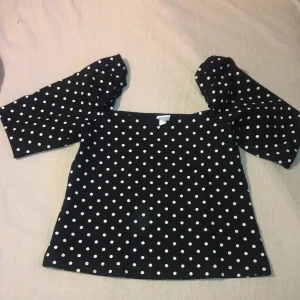 Strl S - En puff armad tröja, ganska nya men kommer tyvärr inte mycket till användning hos mig.