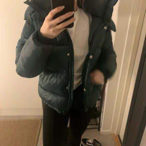 Bikbok jacka - Funderar på att sälja min gröna puffer jacka från bikbok i storlek xs och tänkte kolla intresset på den, buda i kommentarerna eller skicka meddelande (egna bilder)