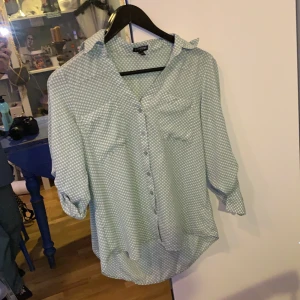 Prickig skjorta  - Super gullig, oanvänd ser ut att vara lite genomskinlig men det är den inte, älskar materialet som är väldigt luftigt och svalt💕