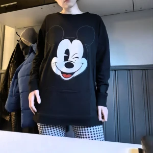 Musse Pigg tröja  - Musse pigg tröja❤Ganska tunn samt  lite oversized i modellen. Fint skick! Frakt: 66:- spårbart 