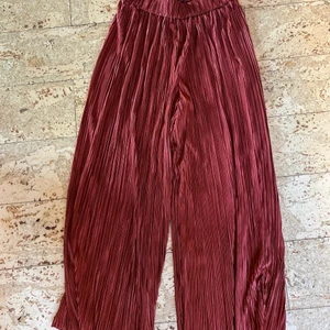 Byxor  - Vinröda räfflade byxor som går ner över vaden en bit, köpta i Australien storlek xs men passar s oxå. 100kr+63kr frakt 🥰