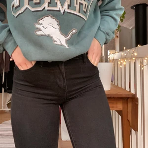 Levis jeans  - Ett par jättesköna svarta jeans från Levis. Säljes pga att de ej kommer till användning. Köpta för 1100kr (alltså äkta) frakt tillkommer för köparen. För fler bilder eller frågor är det bara att skriva privat🥰🥰