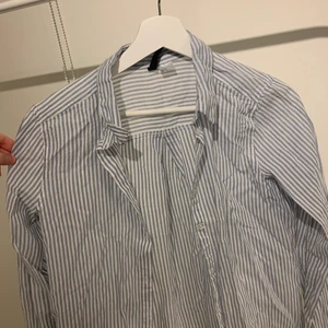 Randig skjorta storlek S - Jättefin skjorta i storlek S. Den är jättefin till att knyta till en fin topp. Har använt den 2-3 gånger så den är i ett jättebra skick. 