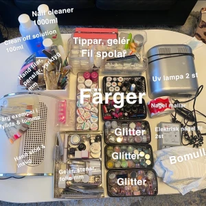 Gelenagel kitt   - Både oanvänt samt använt , bra kvalite   Ca 75 olika gelé färger  Ca 150 olika glitter 1 uv lampa, 1slip maskin  + flera bitsar 1 fläkt med stöd +stöd Ca 50 olika penslar &styling verktyg  Övnings finger & lösa övnings naglar  4 stor  lådor med tippar  4 små med  tippar + extra tippar  Nail cleaner + clean off solution mer än hälften kvar  Mallar till naglar utan tippar  Olika folie , dekorationer , spenar pärlor mm Bygg gelér , genomskinliga, rosa, nude & vit                                SÄLJER ALLT TILLSAMMANS!