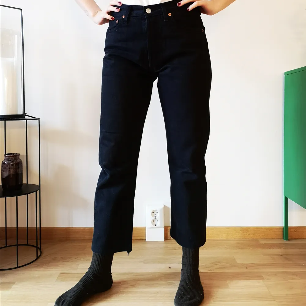 Svarta levis jeans 501. Uppsydda så lite kortare i modellen (jag är 168 cm lång). Jag har vanligtvis storlek 26/27 i midjan och dessa passar mig trots att det står 29. Kan mötas upp i gbg. Jeans & Byxor.