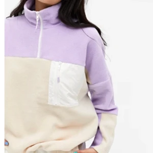 Fleece från Monki - En mysig fleece från Monki i storlek XS, passar även större då den är oversized. Har själv strl M och den passar bra. Köpt för 300kr och är i bra skick 