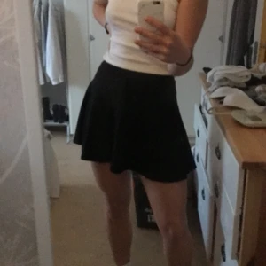 Kjol  - Svart kjol, men resår i midjan